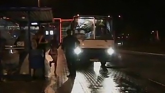 Τρίο Με Λεωφορεία Με Ένα Ευτυχισμένο Ζευγάρι