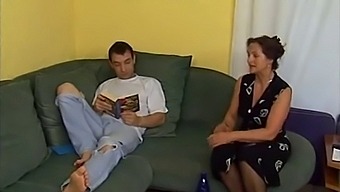 Zrelý Nemecký Pár Skúma Tabuizovanú Rodinnú Dynamiku