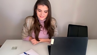 نامادری اغواگر، پسرخوانده اش را با سینه های آشکار و کار دستی ماهرانه در دفتر اغوا می کند.