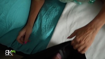 Mainan Vibrator Ibu Tiri Tertangkap Oleh Putranya, Yang Mengarah Pada Perselingkuhan