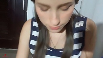 妹が公共の場でフェラチオをする