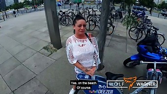 Niemiecka Dziewczyna Adrienne Kiss Daje Dziki Blowjob Na Świeżym Powietrzu W Pov