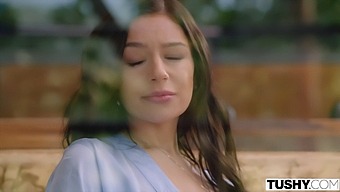Bintang Film Dewasa Brunette Yang Menakjubkan, April, Menyadari Fantasi Double Penetration-Nya Dalam 3some Hardcore Dengan Dua Pria Cokelat