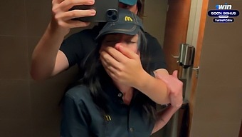 Pertemuan Mandi Yang Gila Dengan Pekerja Mcdonald'S Kerana Soda Tumpah. - Eva Soda