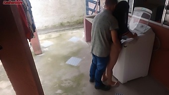 Una Casalinga Voluttuosa In Brasile Offre Il Suo Sedere A Un Riparatore Mentre Il Marito È Via, Con Lui Che Accetta Con Entusiasmo La Sua Offerta Per Un Incontro Bollente